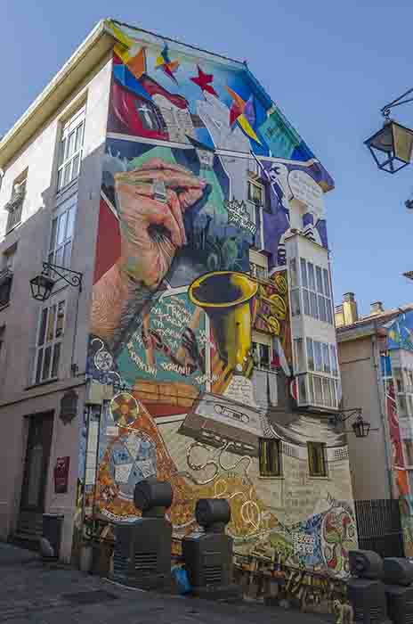 Álava - Vitoria-Gasteiz 59 - murales Mano a Mano.jpg
